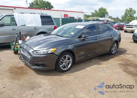 2015 Ford Fusion Energi Titanium z USA, uszkodzony, nr VIN 3FA6P0SU2FR179985